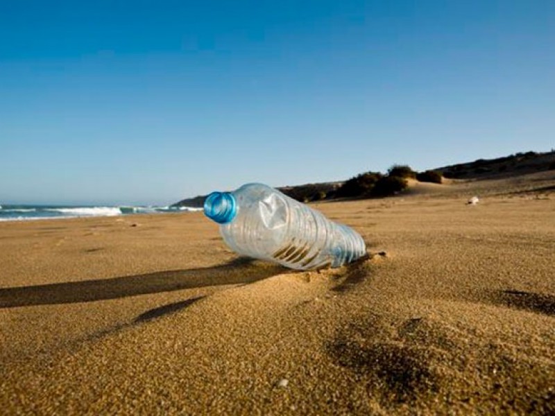 No arrojar plásticos a las playas