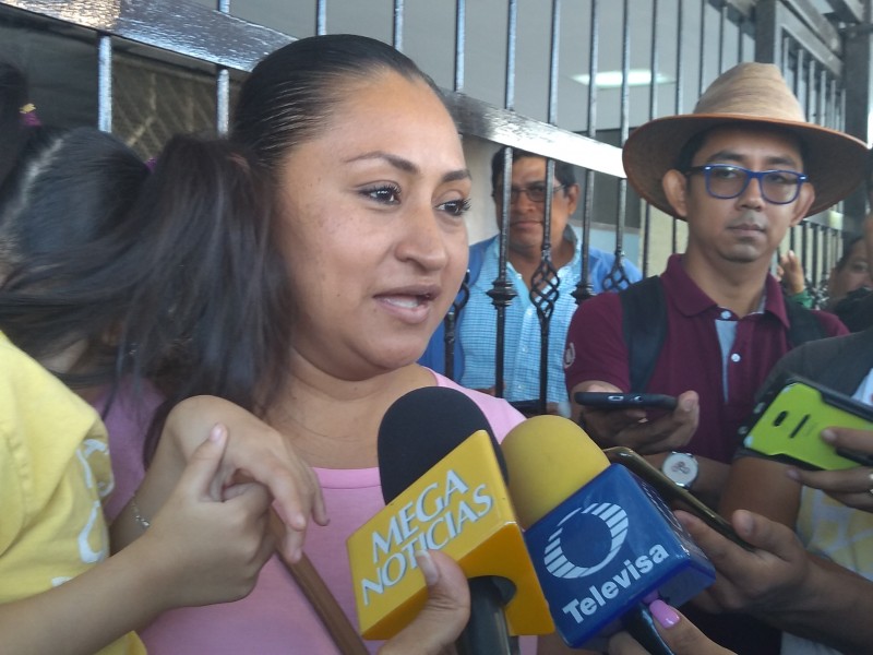 No asisten maestras a dar clases denuncian madres