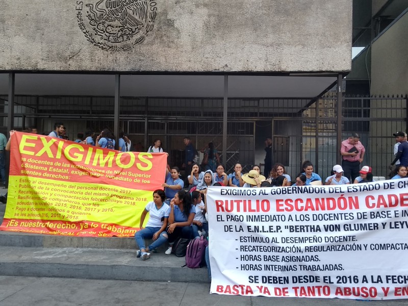 No cesan protestas contra la secretaria de educación