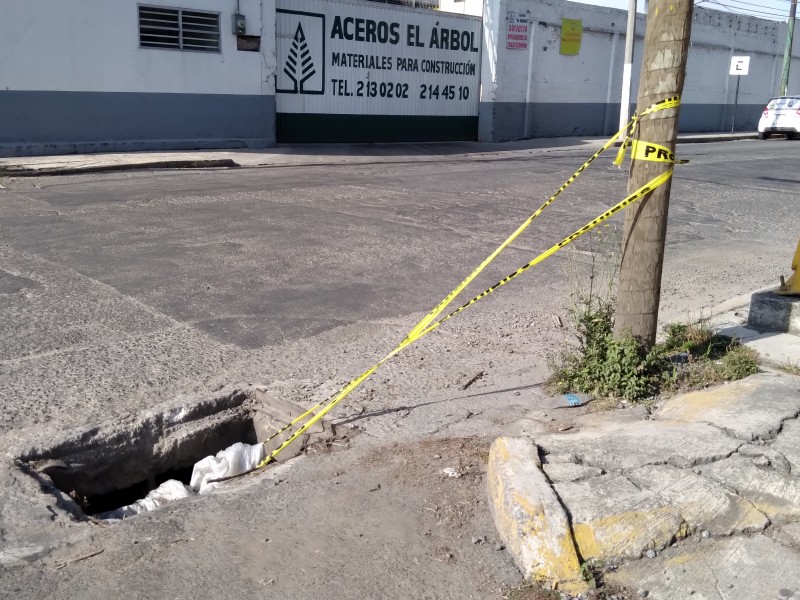 No da tregua el robo de coladeras en Toluca