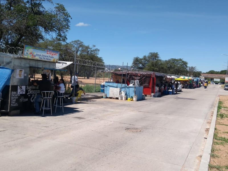 No dejan ingresar al IMSS a vendedores ambulantes...