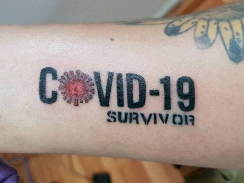 No es broma: Vence al Covid-19 y se lo tatúa