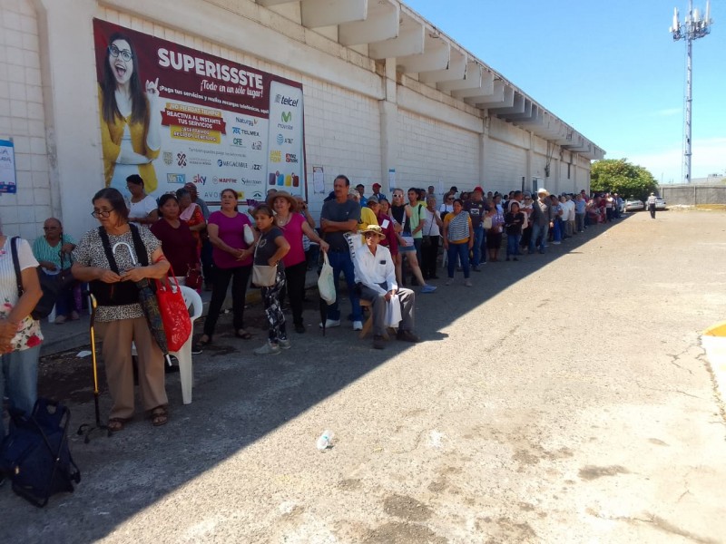 ¡No fluyen las filas en el Banco Bienestar!Derechohabientes se quejan