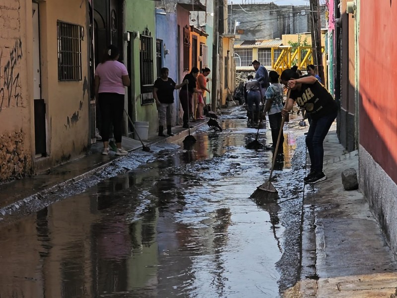 “No fue el gobierno”: vecinos combaten inundaciones en Santa María Magdalena