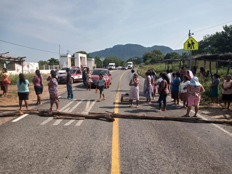 No hay paso a Huatulco, habitantes exigen reconstrucción de viviendas.