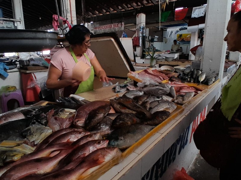 No hay ventas, lamentan revendedoras de pescado del mercado municipal