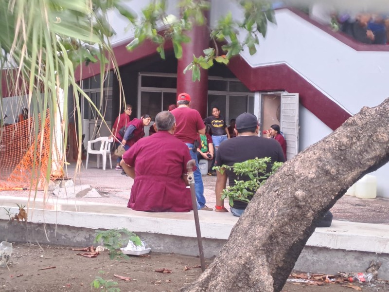 No les pagan a  personal de intendencia del hospital; realizan paro