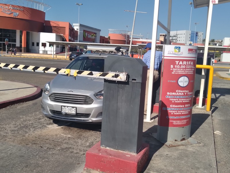 No más cobros en estacionamientos de plazas comerciales piden ciudadanos