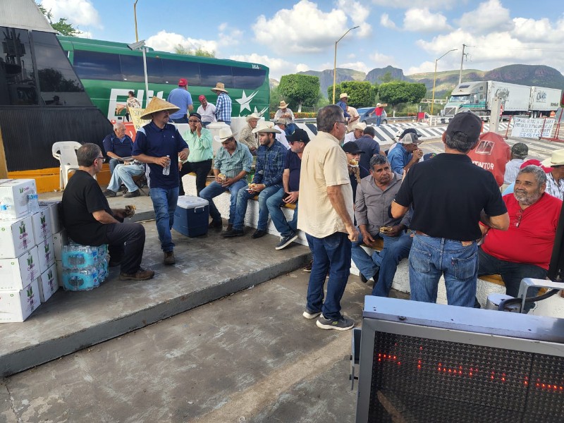 “No nos iremos sin respuesta”productores mantienen protesta en caseta de San Miguel