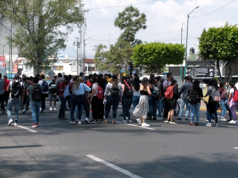 No pararán movilizaciones hasta lograr plazas, amagan normalistas