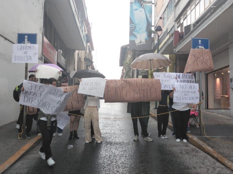 No quieren cambio de director en la Prepa Juárez