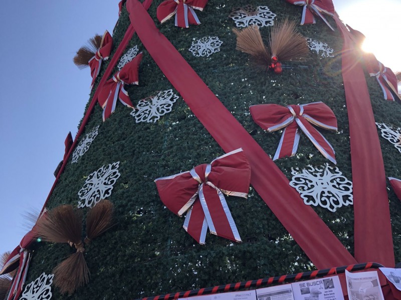 No retirarán fotos de desaparecidos del árbol navideño