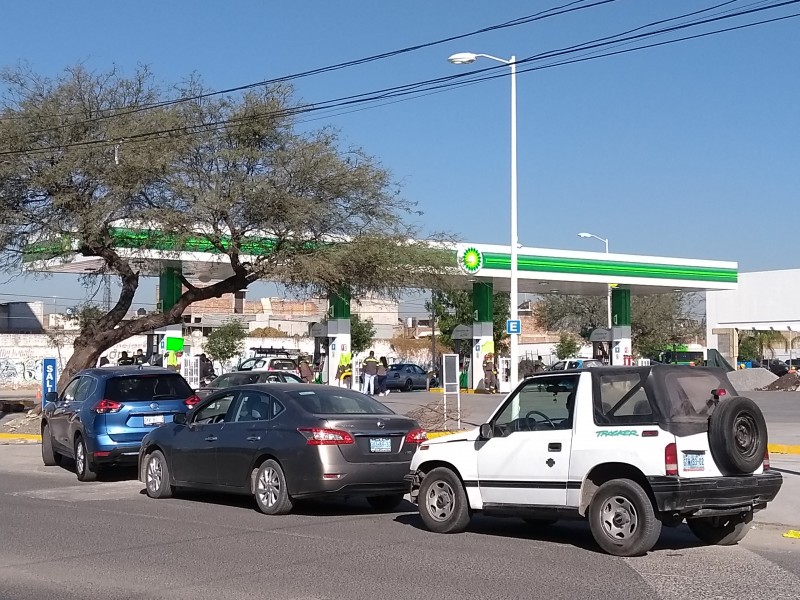 No se acostumbran conductores al desabasto