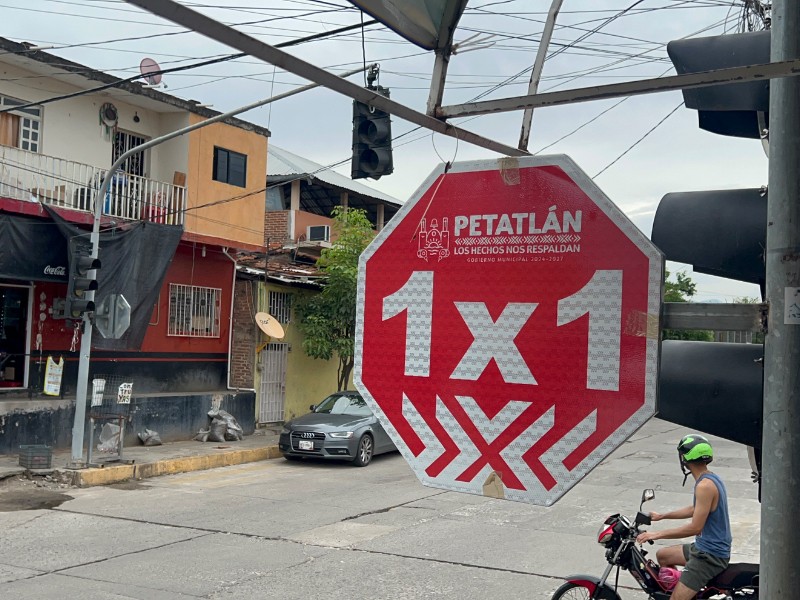 No sirven los semáforos en Petatlán; automovilistas piden su reparación