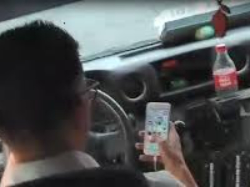 Choferes del transporte no acatan prohibición del uso del celular