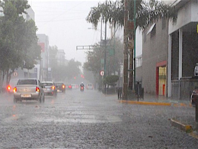 Noche de lluvias y chubascos en 10 estados