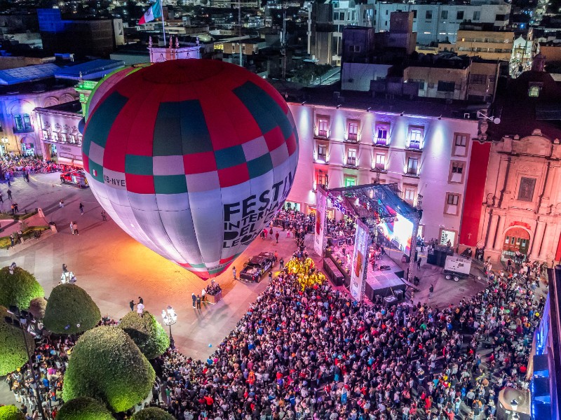 Noche mágica, leoneses gozaron del encendido de globos del FIG