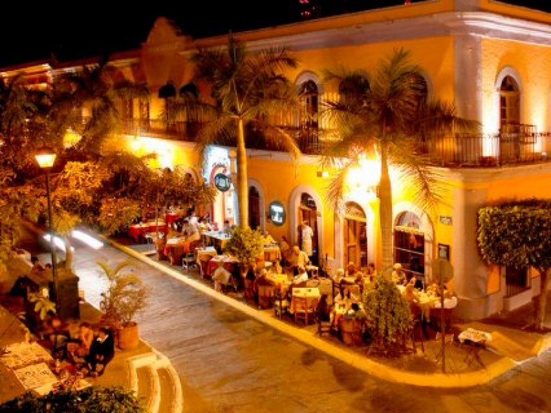 Noche mexicana en Mazatlán en la cuerda floja