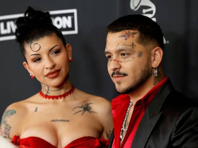 Nodal muestra su amor a Cazzu en los Latin Grammys