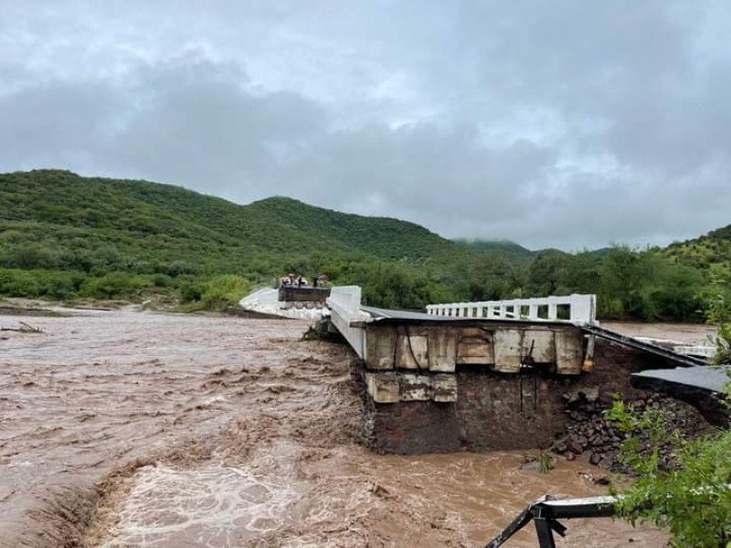 Nora provoca derrumba de puente en Michoacán