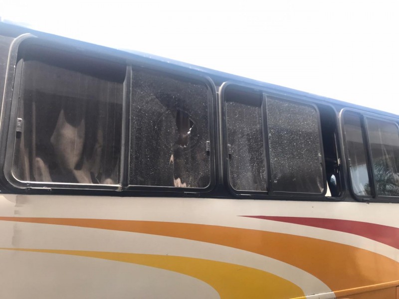 Normalistas acusan agresión a tiros tras retener autobús