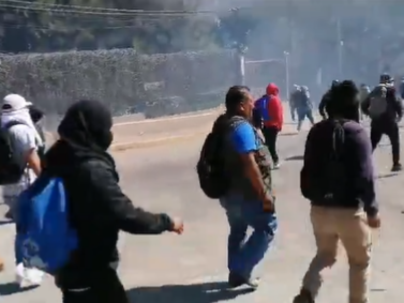 Normalistas atacan fiscalía de Guerrero