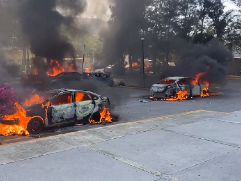 Normalistas atacan la FGE en Chilpancingo y queman vehículos