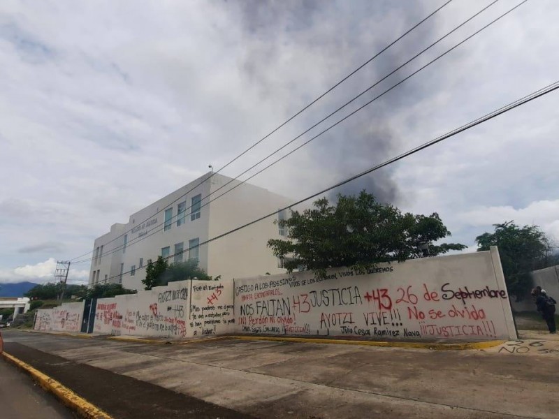 Normalistas atacan Palacio de Justicia en Iguala