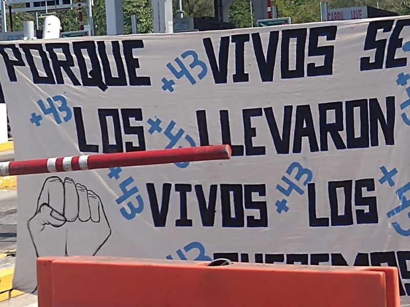 Normalistas ayotzinapos toman de nuevo caseta La Venta