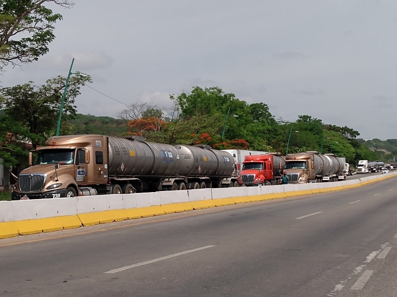 Normalistas bloquean acceso Poniente a Tuxtla Gutiérrez