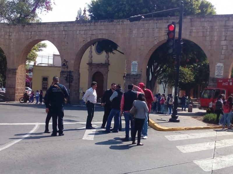 Normalistas bloquean av. Madero