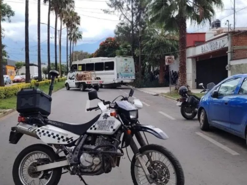 Normalistas bloquean calles, retienen a 19 personas y generan alarma en Oaxaca