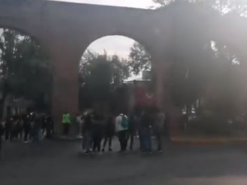 Normalistas bloquean carreteras de Michoacán