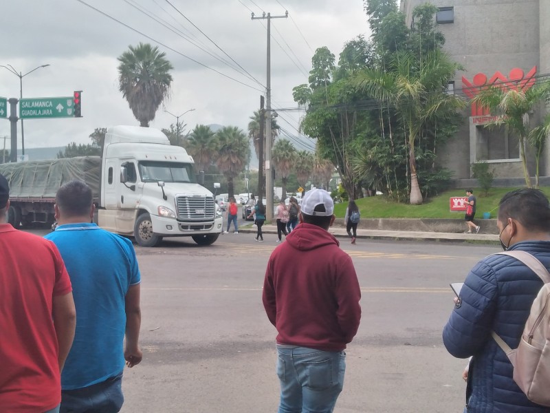 Normalistas bloquean cruce de Libramiento y Siervo de la Nación