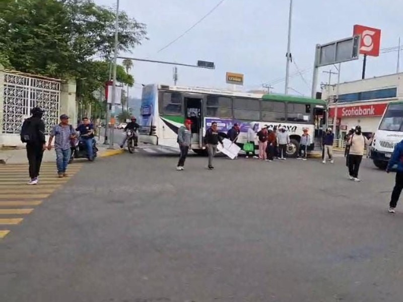 Normalistas protestan en la capital oaxaqueña, con bloqueos exigen atención del IEEPO