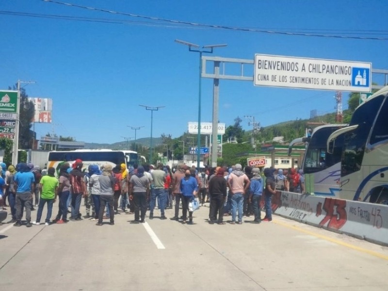 Normalistas bloquean la Autopista del Sol en Chilpancingo