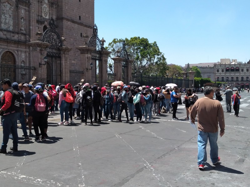 Normalistas bloquean la Madero contra pretensión de examen Ceneval