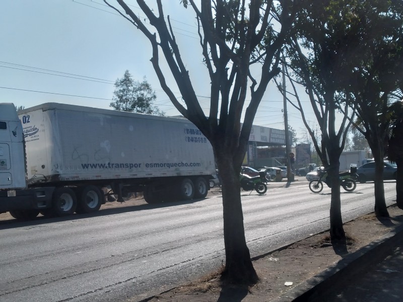 Normalistas bloquean Libramiento, cerca de Manantiales