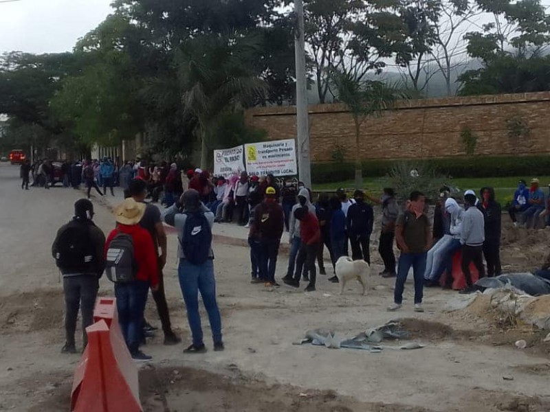 Normalistas bloquean obra paso a desnivel en Tuxtla
