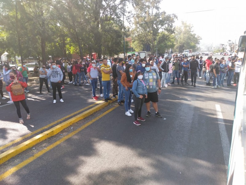 Normalistas bloquean salida a Pátzcuaro; alistan marcha