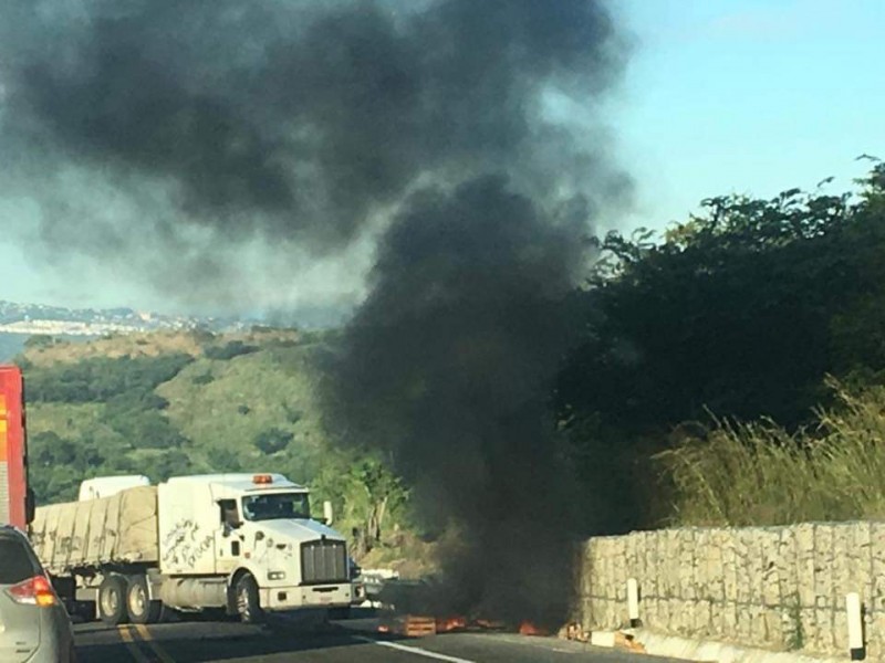 Normalistas bloquean tramo carretero