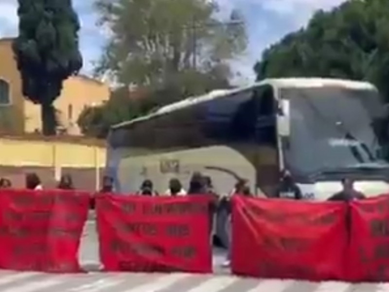 Normalistas bloquean vialidad el Blvd. 5 de Mayo