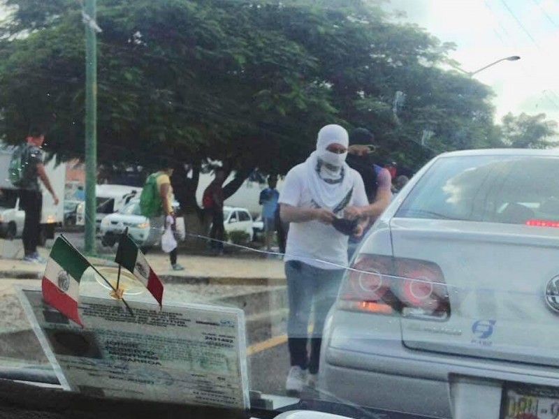 Normalistas bloquean vialidades en Tuxtla