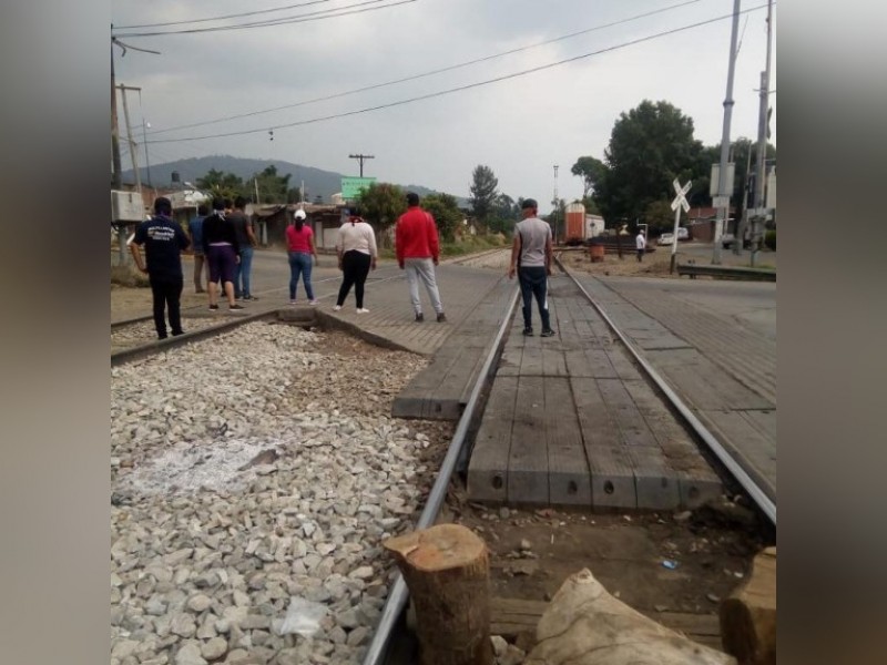 Normalistas bloquean vías del tren en Uruapan