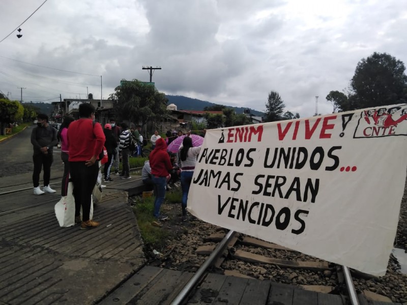 Normalistas bloquean vías en Caltzontzin, en Uruapan