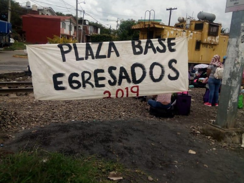 Normalistas bloquean vías férreas de Caltzontzin