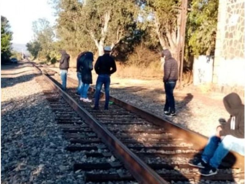 Normalistas bloquean vías férreas de Tiripetío