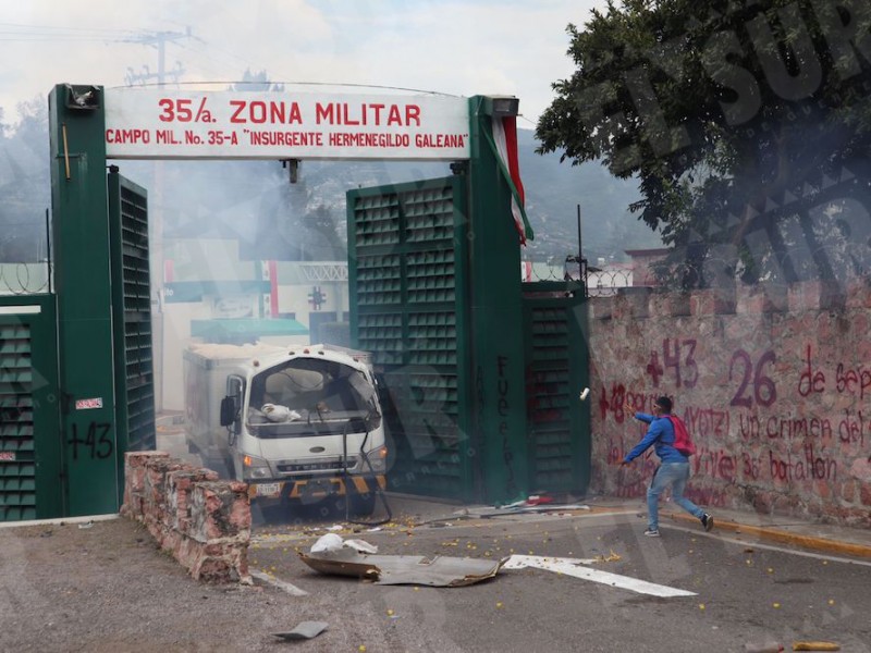 Normalistas chocan vehículo en acceso a zona militar en Chilpancingo