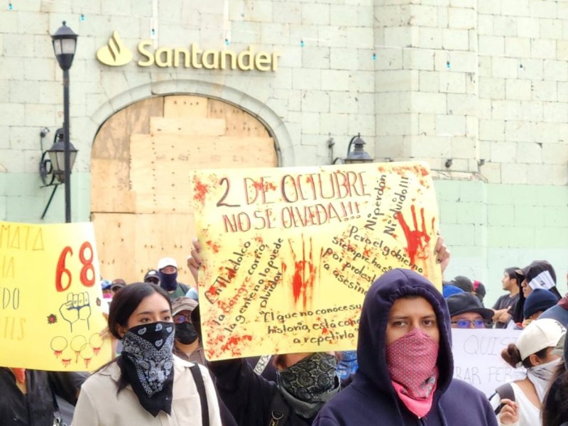 Normalistas conmemoran 57 aniversario del 2 de octubre con protesta en Oaxaca