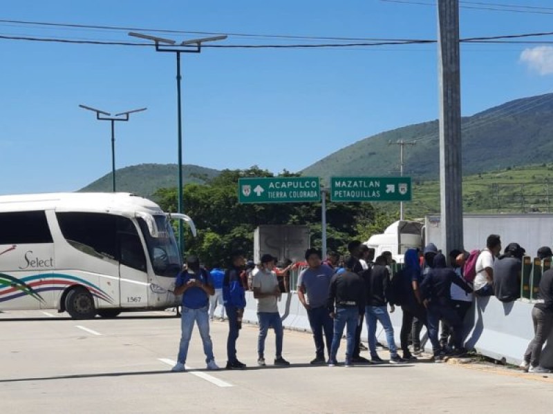 Normalistas de Ayotzinapa bloquean autopista; consiguen audiencia con la SEG